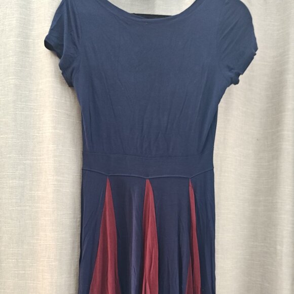 Navy blue dress with red inserts by Gilli. Size small - Picture 4 of 5